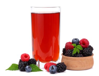 Beyaz arka plan üzerinde izole böğürtlen suyu.