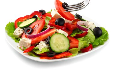 Yunan salatası üzerine beyaz izole kare tabak. taze sebze salatası