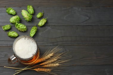 Cam bira hop koniler ve koyu ahşap arka plan buğday kulaklara. Bira bira kavramı. Bira arka plan. kopya alanı ile üstten görünüm