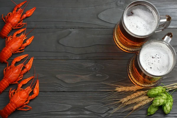 Glas Bier Met Langoesten Hopbellen Tarwe Oren Donkere Houten Achtergrond — Stockfoto