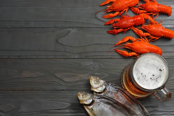 Cerveza Cristal Con Cangrejo Pescado Seco Sobre Fondo Madera Oscura — Foto de Stock