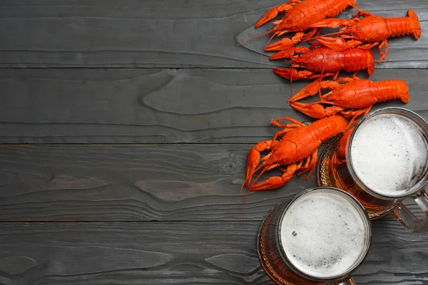 Cerveza Cristal Con Cangrejo Sobre Fondo Madera Oscura Concepto Cervecería — Foto de Stock