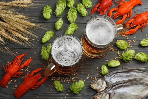 Glas Bier Met Langoesten Gedroogde Vis Tarwe Oren Donkere Houten — Stockfoto