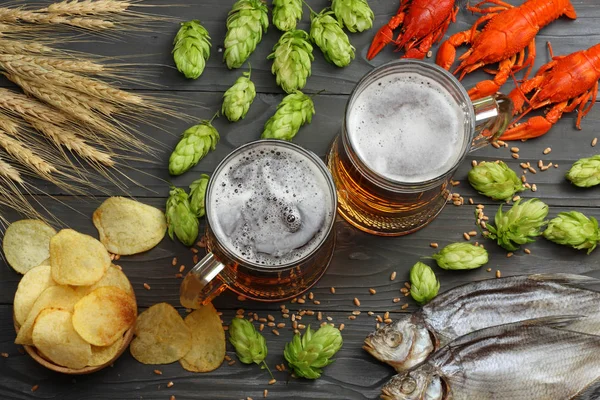 Glas Bier Met Langoesten Gedroogde Vis Hopbellen Donkere Houten Achtergrond — Stockfoto