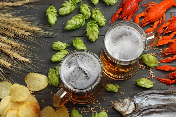 Glas Bier Met Langoesten Gedroogde Vis Hopbellen Donkere Houten Achtergrond — Stockfoto