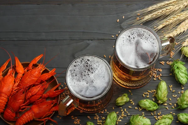 Glas Bier Met Langoesten Hopbellen Tarwe Oren Donkere Houten Achtergrond — Stockfoto