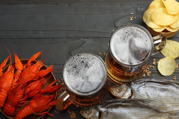 Glas Bier Met Langoesten Gedroogde Vis Tarwe Oren Donkere Houten — Stockfoto
