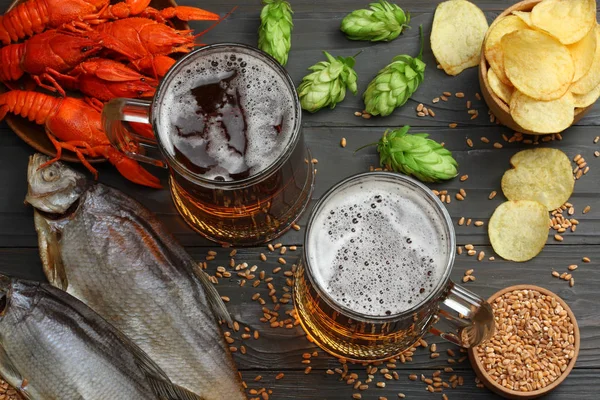 Glas Bier Met Langoesten Gedroogde Vis Hopbellen Donkere Houten Achtergrond — Stockfoto