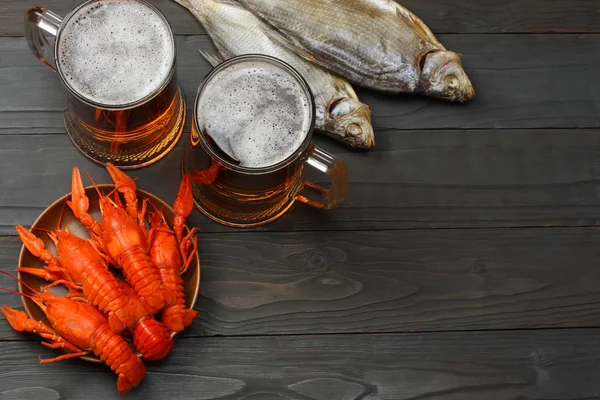 Bière Verre Avec Écrevisse Poisson Séché Épis Blé Sur Fond — Photo