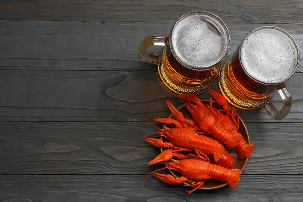 Cerveza Cristal Con Cangrejo Sobre Fondo Madera Oscura Concepto Cervecería — Foto de Stock