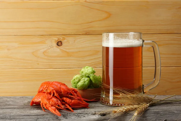 Glasbier Mit Langusten Hopfenzapfen Und Weizenähren Mit Hellem Holzhintergrund Brauereikonzept — Stockfoto