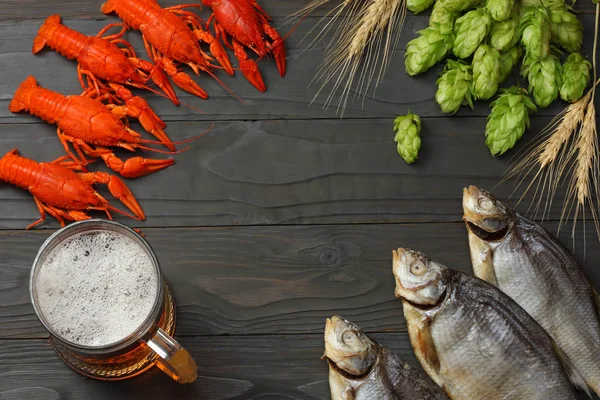 Cerveza Cristal Con Cangrejo Pescado Seco Espigas Trigo Sobre Fondo — Foto de Stock