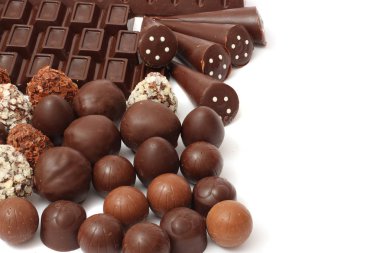 çikolata şekerleme şeker karışımı izole beyaz arka plan üzerinde