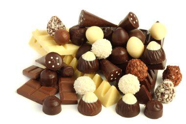 çikolata şekerleme şeker karışımı izole beyaz arka plan üzerinde