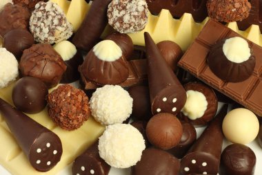 çikolata şekerleme şeker karışımı izole beyaz arka plan üzerinde