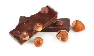 Beyaz arka plan üzerinde izole fındık ile çikolata tatlılar şekerleme