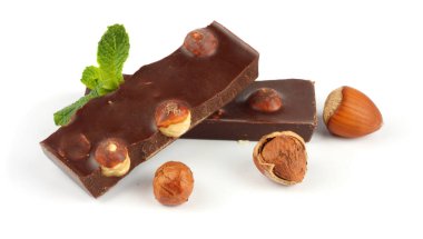 Beyaz arka plan üzerinde izole fındık ile çikolata tatlılar şekerleme