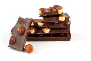 Beyaz arka plan üzerinde izole fındık ile çikolata tatlılar şekerleme