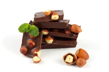 Beyaz arka plan üzerinde izole fındık ile çikolata tatlılar şekerleme