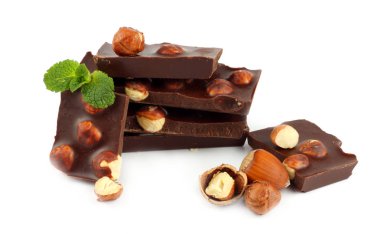 Beyaz arka plan üzerinde izole fındık ile çikolata tatlılar şekerleme