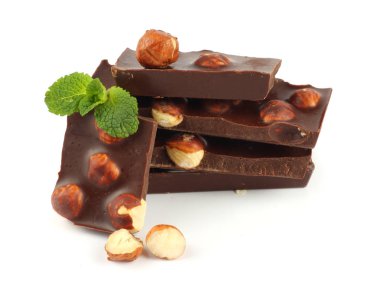 Beyaz arka plan üzerinde izole fındık ile çikolata tatlılar şekerleme