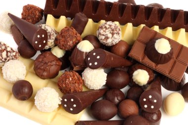 çikolata şekerleme şeker karışımı izole beyaz arka plan üzerinde