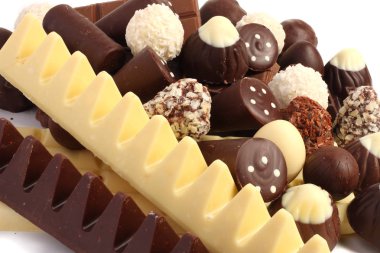 çikolata şekerleme şeker karışımı izole beyaz arka plan üzerinde