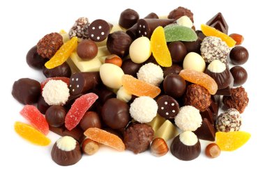 çikolata şekerleme şeker karışımı izole beyaz arka plan üzerinde