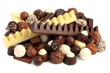 çikolata şekerleme şeker karışımı izole beyaz arka plan üzerinde