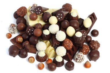 çikolata şekerleme şeker karışımı izole beyaz arka plan üzerinde