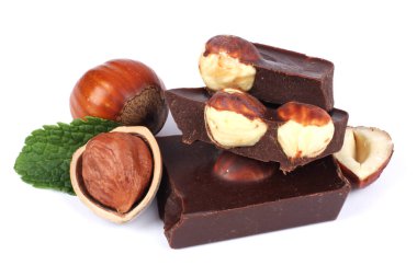 Beyaz arka plan üzerinde izole fındık ile çikolata tatlılar şekerleme