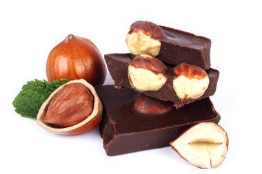 Beyaz arka plan üzerinde izole fındık ile çikolata tatlılar şekerleme