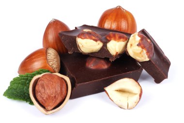 Beyaz arka plan üzerinde izole fındık ile çikolata tatlılar şekerleme