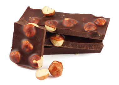 Beyaz arka plan üzerinde izole fındık ile çikolata tatlılar şekerleme