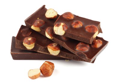 Beyaz arka plan üzerinde izole fındık ile çikolata tatlılar şekerleme