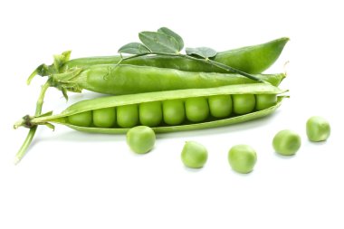 Beyaz arkaplanda taze yeşil bezelyeler.