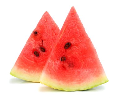Dilimlenmiş olgun karpuz beyaz arka planda izole edilmiş.