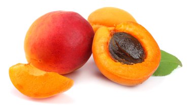 yeşil yaprak beyaz arka plan üzerinde kırpma yolu izole kayısı meyve