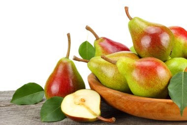 Armut yaprak beyaz arka plan ile eski ahşap masa üzerinde ahşap kase