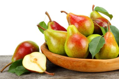 Armut yaprak beyaz arka plan ile eski ahşap masa üzerinde ahşap kase