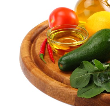 sağlıklı gıda. Beyaz arka plan üzerinde izole ahşap plaka üzerinde avokado, limon, domates ve rucola yaprakları karışımı