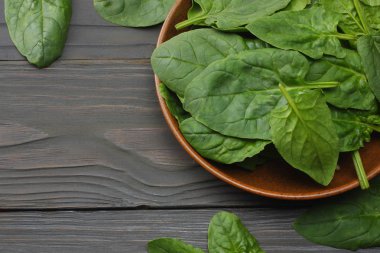 Ispanak kapta koyu ahşap masa üstü görünümü üzerinde bırakır.