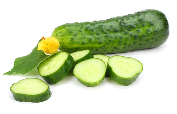 Komkommer Met Gesneden Komkommer Blad Geïsoleerd Witte Achtergrond — Stockfoto