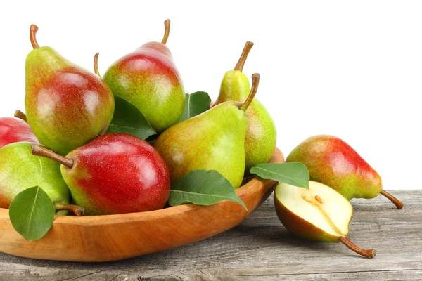 Armut yaprak beyaz arka plan ile eski ahşap masa üzerinde ahşap kase