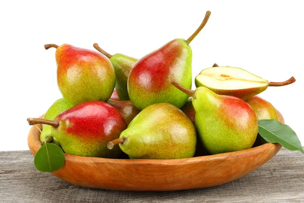 Armut yaprak beyaz arka plan ile eski ahşap masa üzerinde ahşap kase