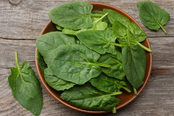 Foglie Spinaci Ciotola Sul Vecchio Tavolo Legno Vista Dall Alto — Foto Stock