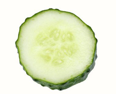 Dilimlenmiş salatalık beyaz arka planda izole edilmiş. Üst görünüm