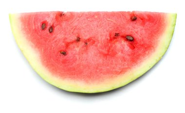 Dilimlenmiş olgun karpuz beyaz arka planda izole edilmiş.