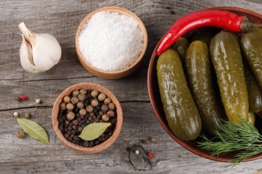 plaka ile baharat ahşap arka plan üzerinde Marine salatalık turşusu. kopya alanı ile üstten görünüm