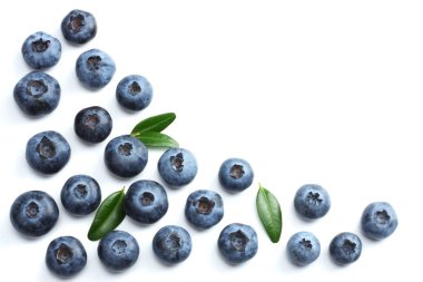 yaban mersini ile yeşil yaprak beyaz arka plan üzerinde izole. üstten görünüm